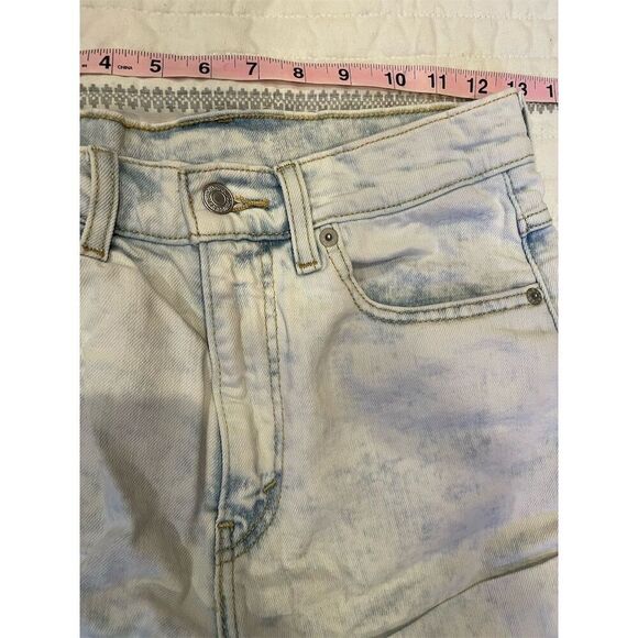 Levi's Women's White Washed Denim Mom Shorts Size 27 Rolled Hem - Picture 4 of 9